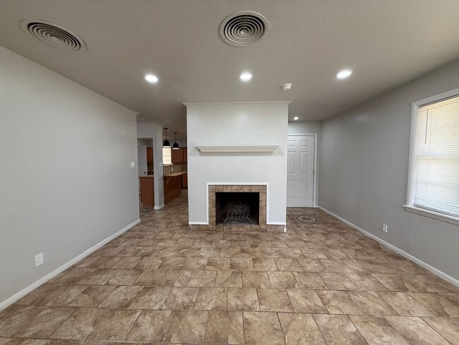 Building Photo - Three bedroom two bath rent house in a gre...