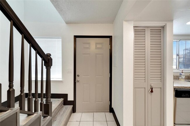 Building Photo - 6301 Newtown Cir