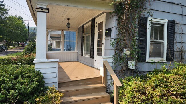 Foto del edificio - Single Family Three Bedroom Home in Salama...