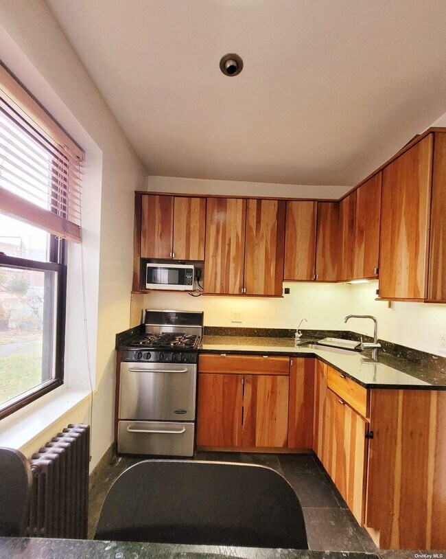 Foto del edificio - 22-35-35 75th St
