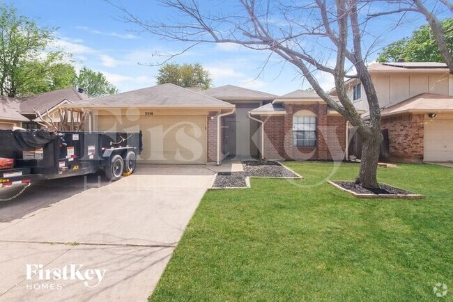 Building Photo - 2216 Turf Club Dr