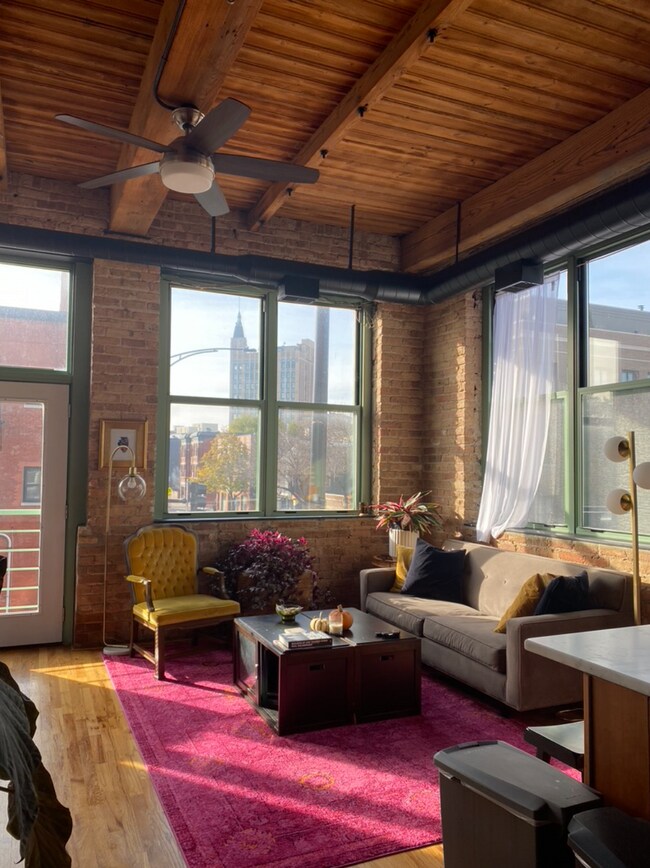 Building Photo - 1701 N Damen Ave