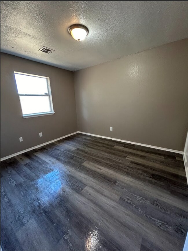 Building Photo - Stunning 4 Bedroom