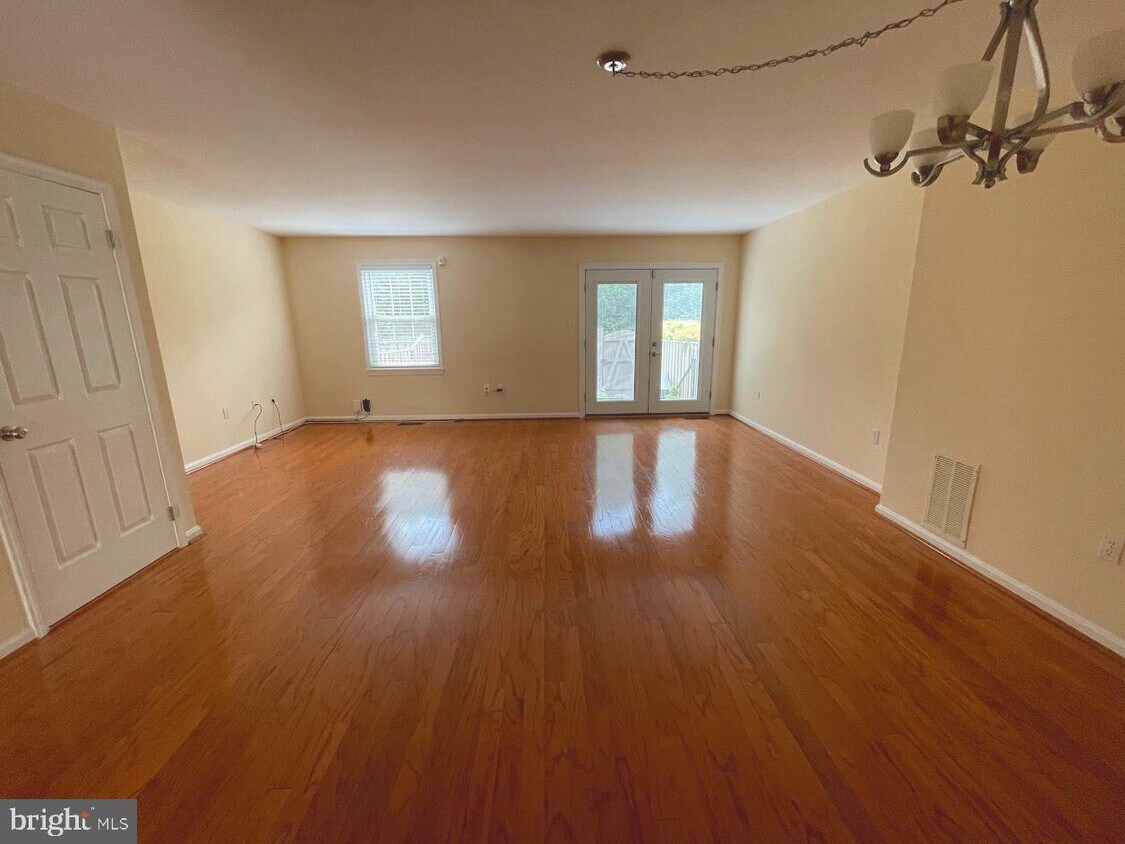 10229-arizona-cir-bethesda-md-20817-townhome-rentals-in-bethesda-md