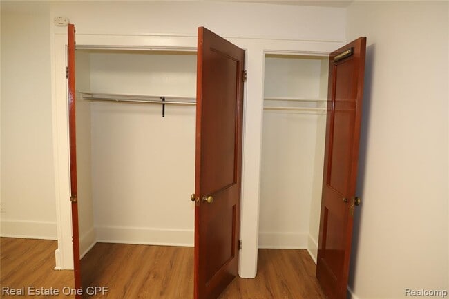 Building Photo - 271 W Maple Rd