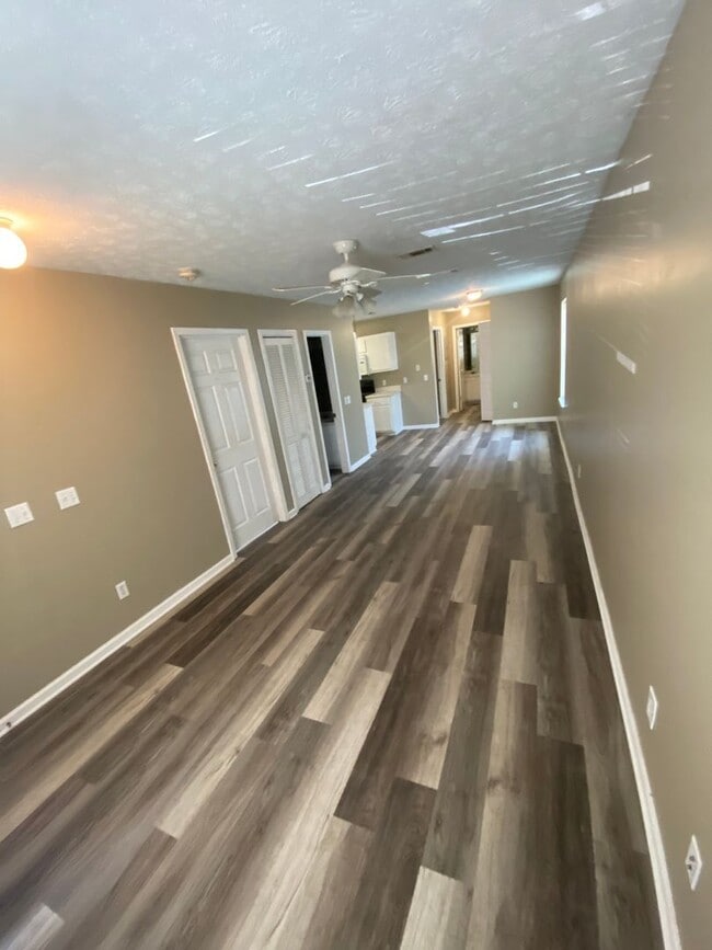 Building Photo - Cute 2 bed 2 bath triplex. Close to beach!