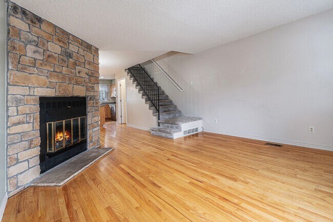 Foto del edificio - 3 Bedroom 2 Bathroom End Unit Townhome!