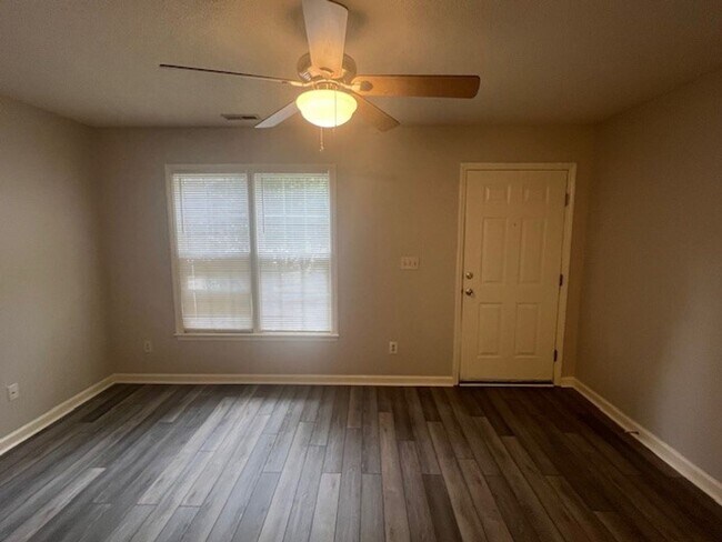 Foto del edificio - Neighborhood Pool! North Raleigh Location!...