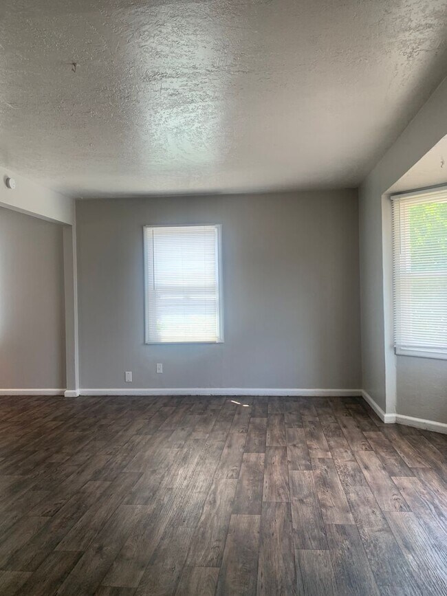Building Photo - 218 S Lakeview Dr