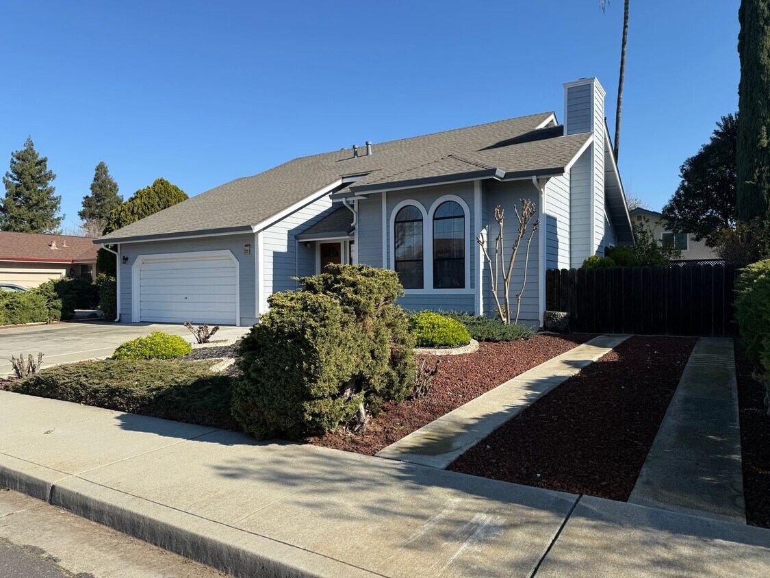 Foto del edificio - REMARKABLE NEIGHBORHOOD OF CUSTOM HOMES! 2 BED 2.5 BATH LOCATED IN CENTRAL BRENTWOOD LOCATION WIT...