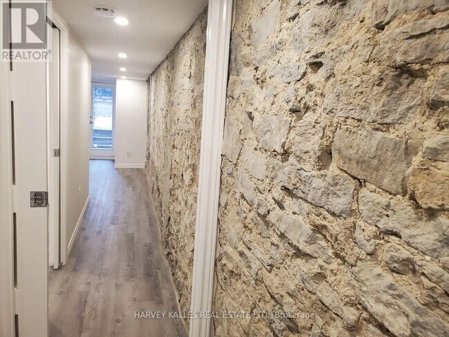 Photo du bâtiment - 1300 Lansdowne Ave