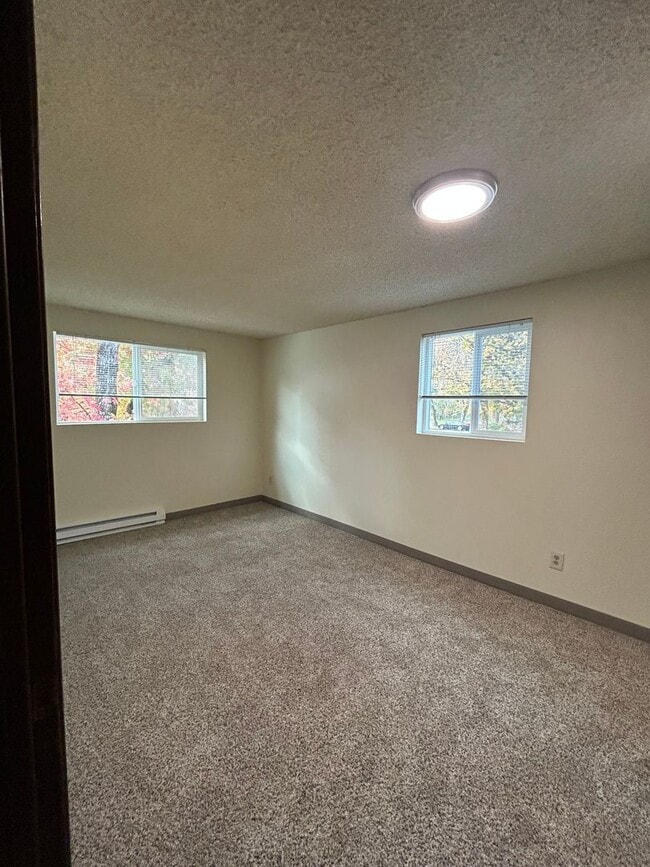 Building Photo - (946) 2780-B - Beautiful Updated 2-bedroom...