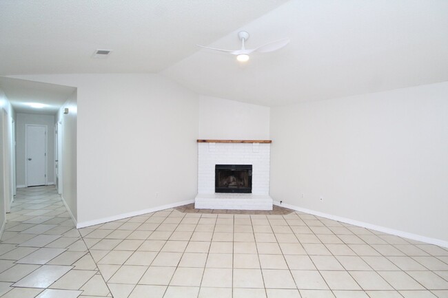 Building Photo - 3 bed 2 bath home in southwest Pensacola ~...