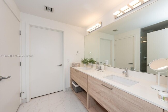 Foto del edificio - 16385 Biscayne Blvd