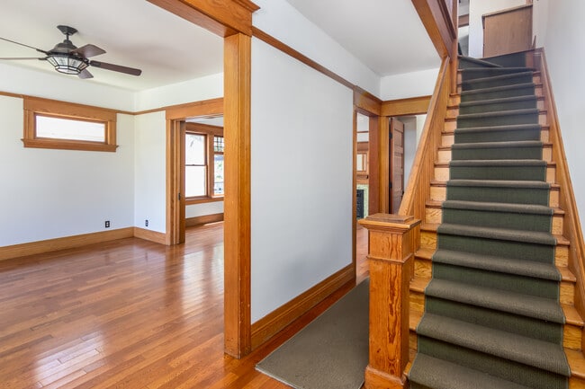 foyer view - 847 E Kensington Rd