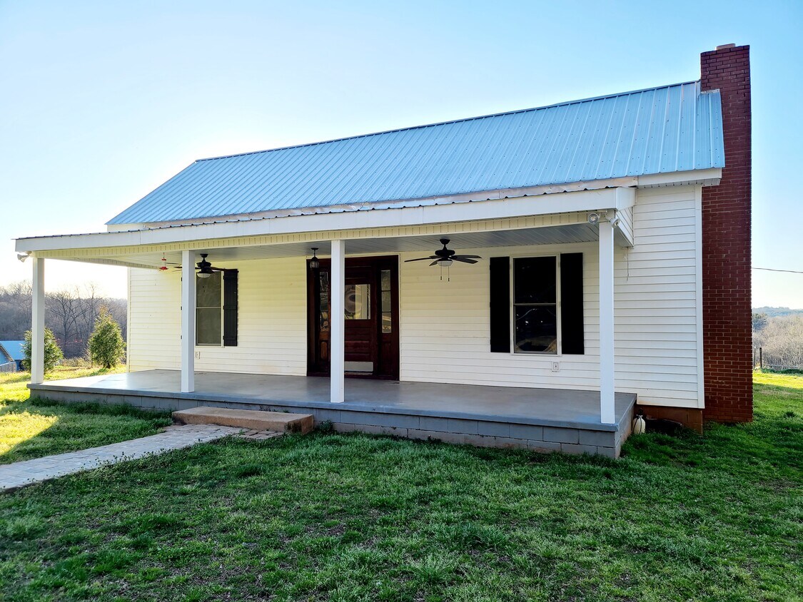 Restored Farmhouse - 506 Chastain Rd