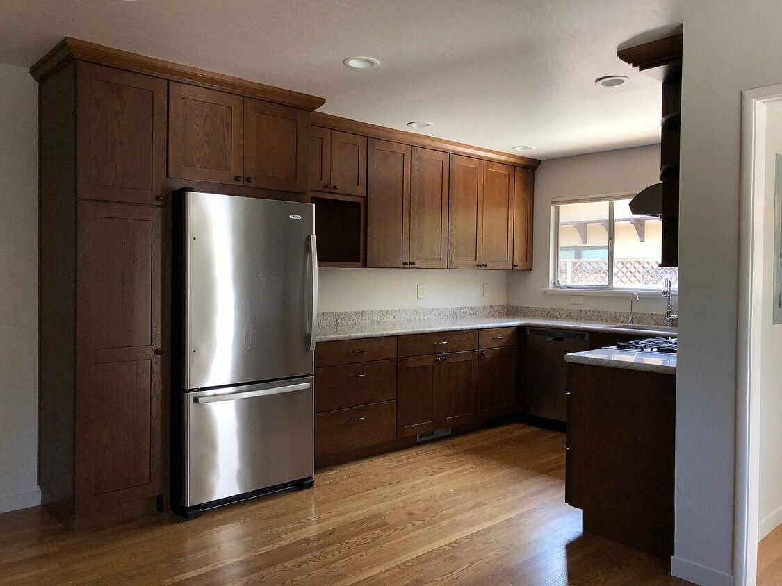 Foto del edificio - 1370 Holly Ave