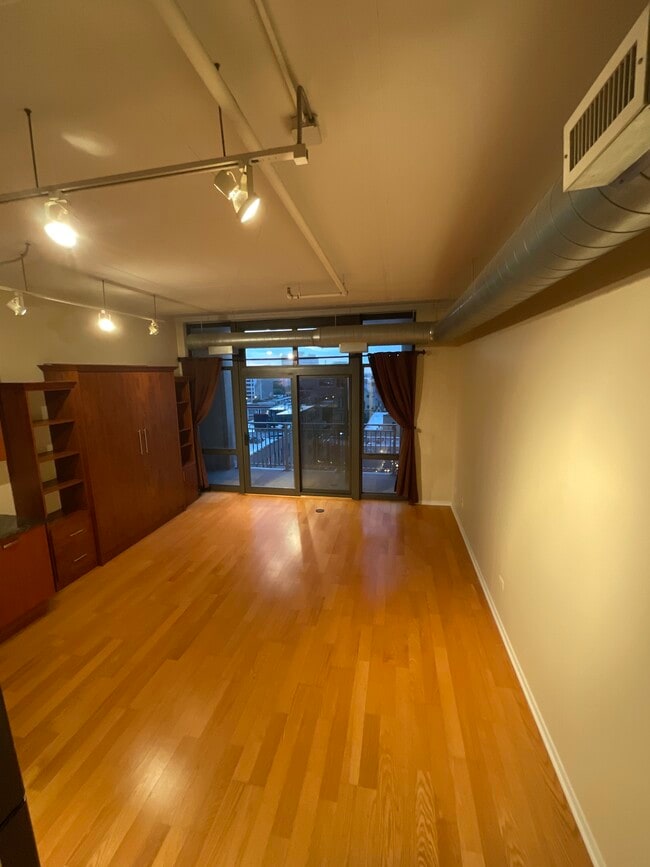 Living area - 212 E Cullerton St