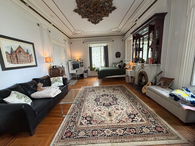Sala de estar del apartamento 4 - 208 N Division St