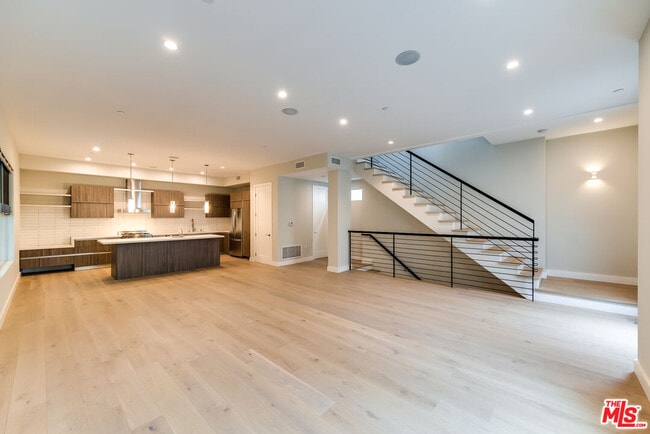 Building Photo - 723 Huntley Dr