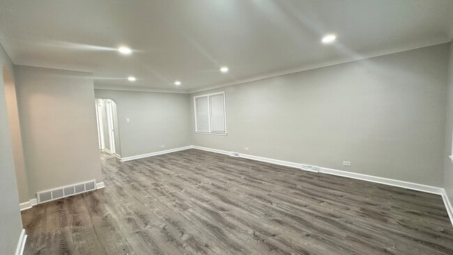 Building Photo - 5715 N Spaulding Ave