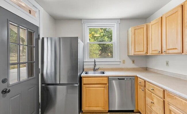 Building Photo - 631 Shady Dr E