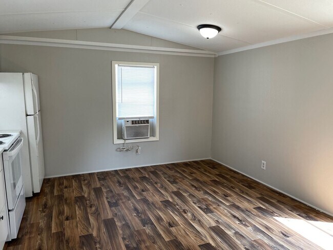 Foto del edificio - 2 Bed, 1 Bath newly renovated mobile home in park- Pet friendly!