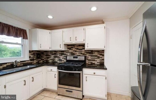 Building Photo - 321 Linden Ln