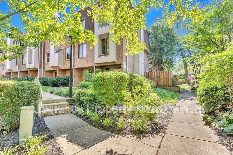 Primary Photo - 1643 Kenwood Ave