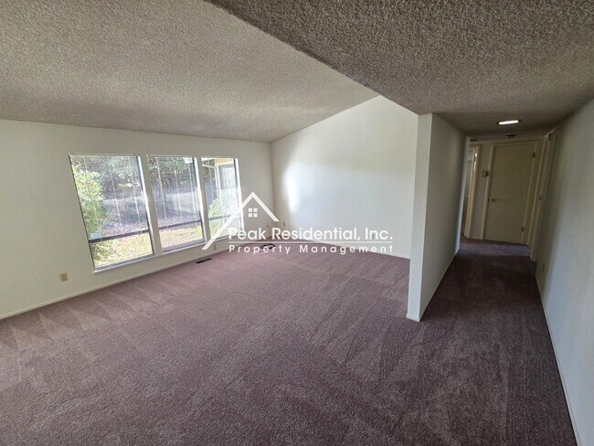 Foto del edificio - Spacious Greenhaven 3bd/2ba Home with 2 Car Garage
