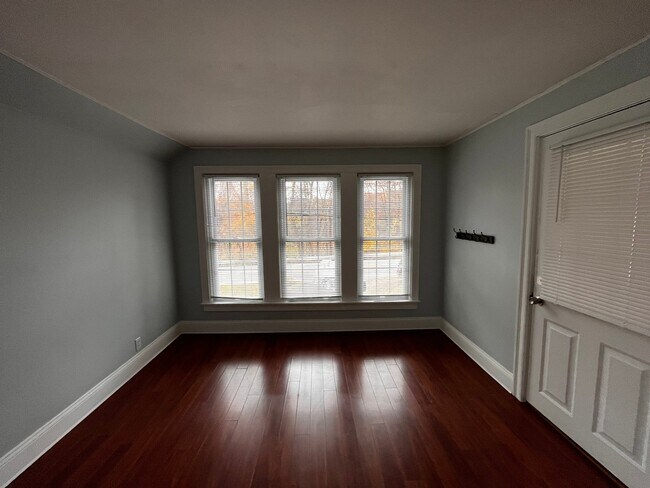 Foto del edificio - 242 Litchfield Rd