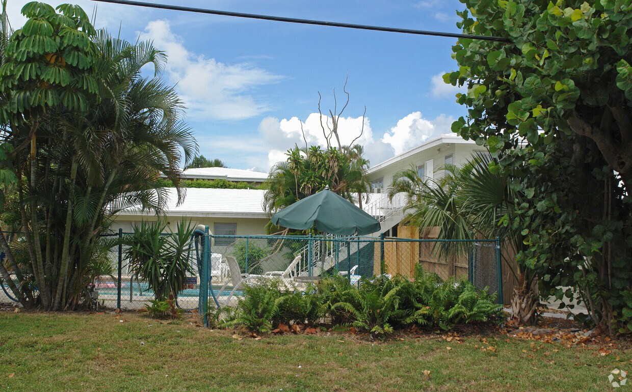 Building Photo - Country Club Apartments