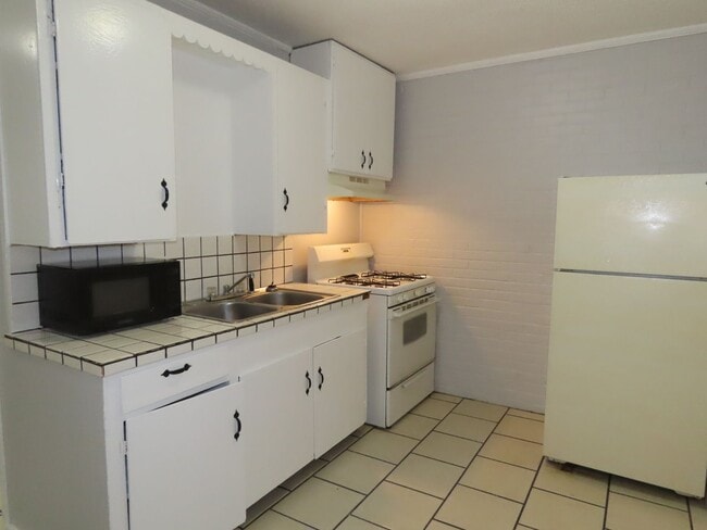 Building Photo - Cozy Two Bedroom One Bathroom  Apartment!