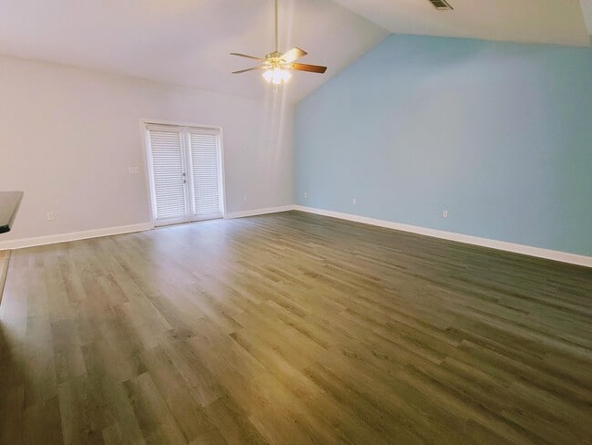 Building Photo - 121 Crab Apple Ave
