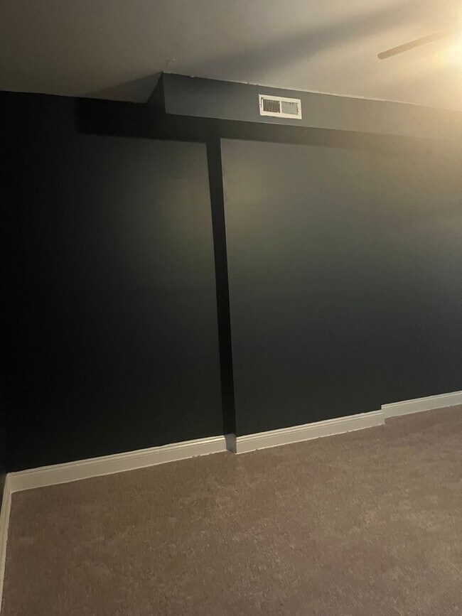 Building Photo - Spacious 3 bedroom 1.5 Bathroom Townhome