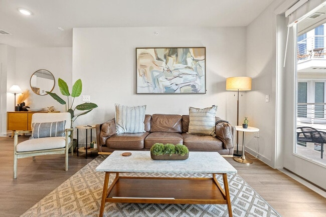 Foto del edificio - 5820 1/2 Cameron Road-SI FL3-ID1303393P