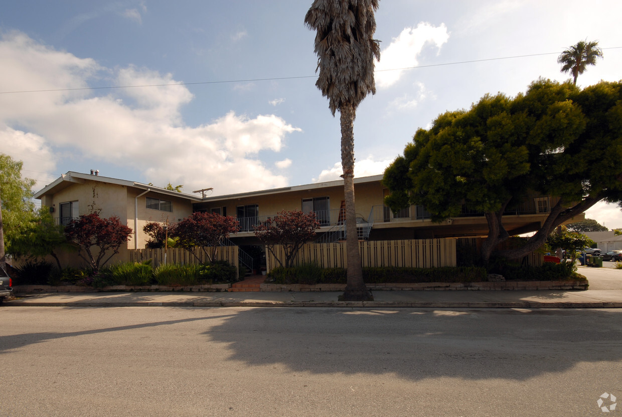 Primary Photo - 4544 Westlawn Ave