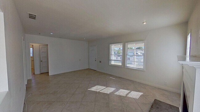 Building Photo - 321 E Stanford St