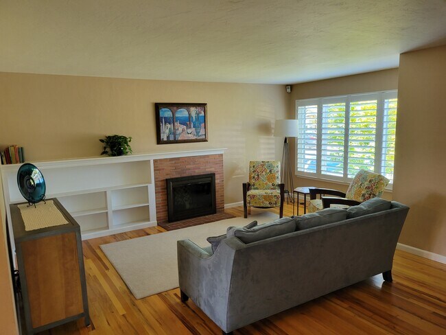 Habitación del frente - 123 Poinsettia Ave