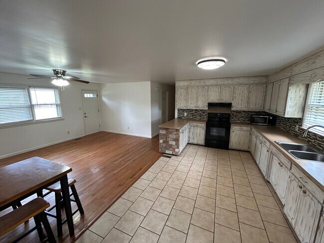 Building Photo - 3848 Davis Rd