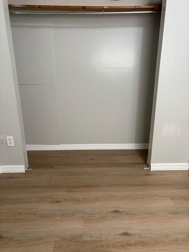 Building Photo - For Rent – Cozy 2 Bed / 1 Bath Home in Zep...
