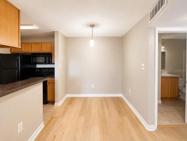 Building Photo - 203 Lake Parsons Green