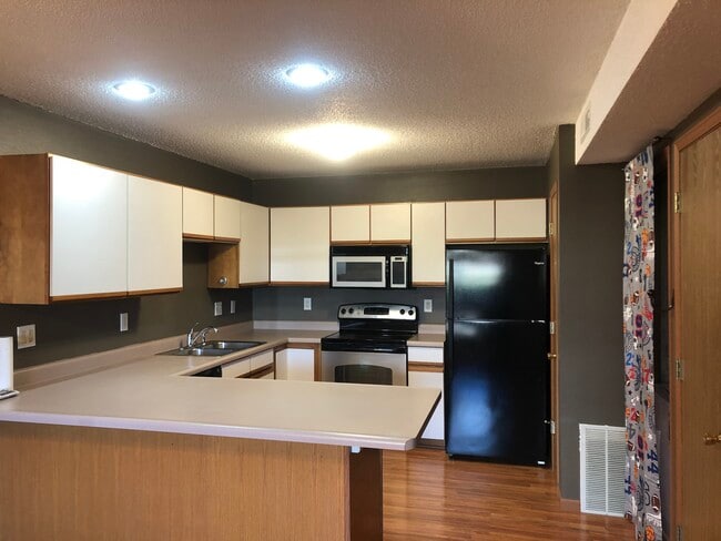 Kitchen - 140 Shannon Dr