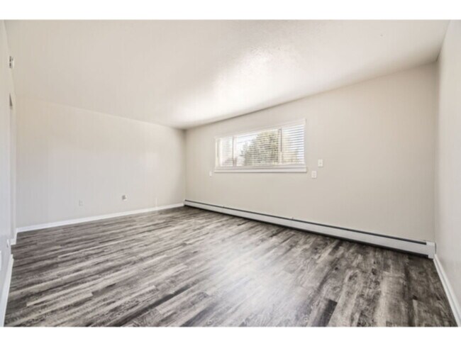 Building Photo - 1 bedroom 1 bath apartment! On the bus line!