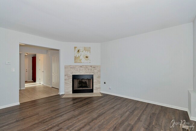 Building Photo - 685 Le Parc Cir