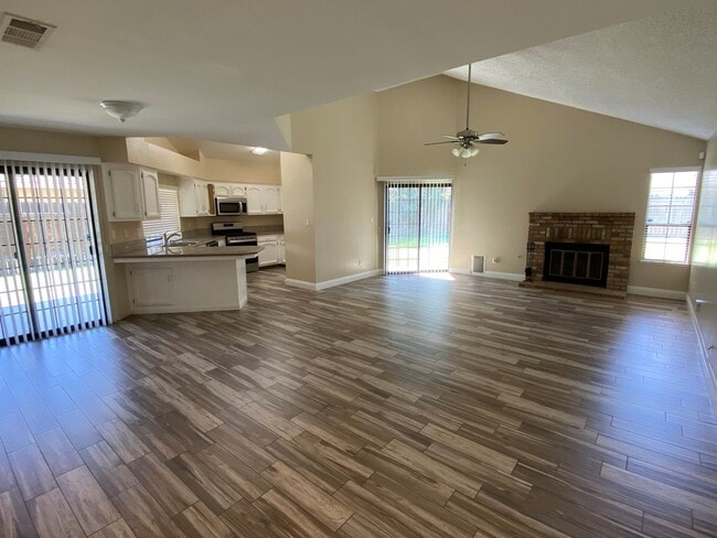 Building Photo - 12909 Hillary Way