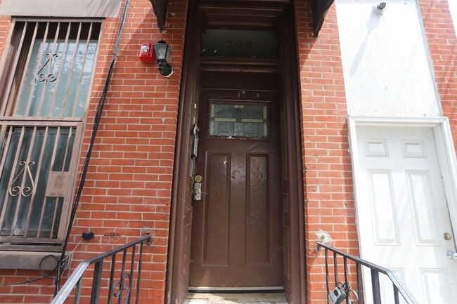Building Photo - 206 4th St