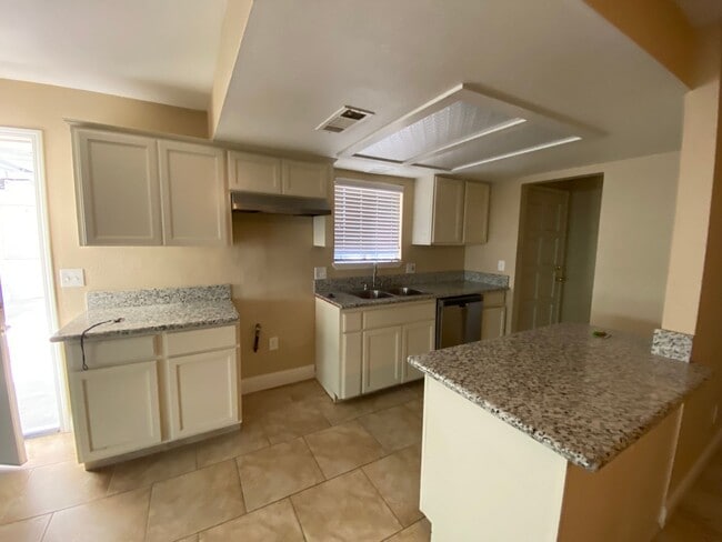 Building Photo - Charming home for rent in Visalia