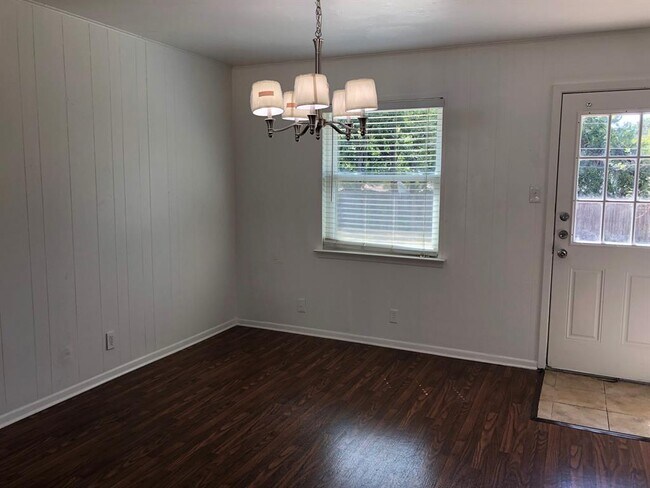 Building Photo - 917 Bryan Dr