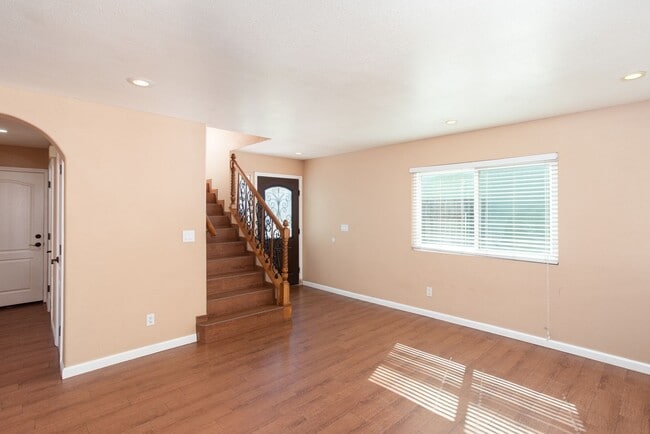 Building Photo - Schedule a tour today for a BEAUTIFUL 3-Bedroom, 3-Bath!